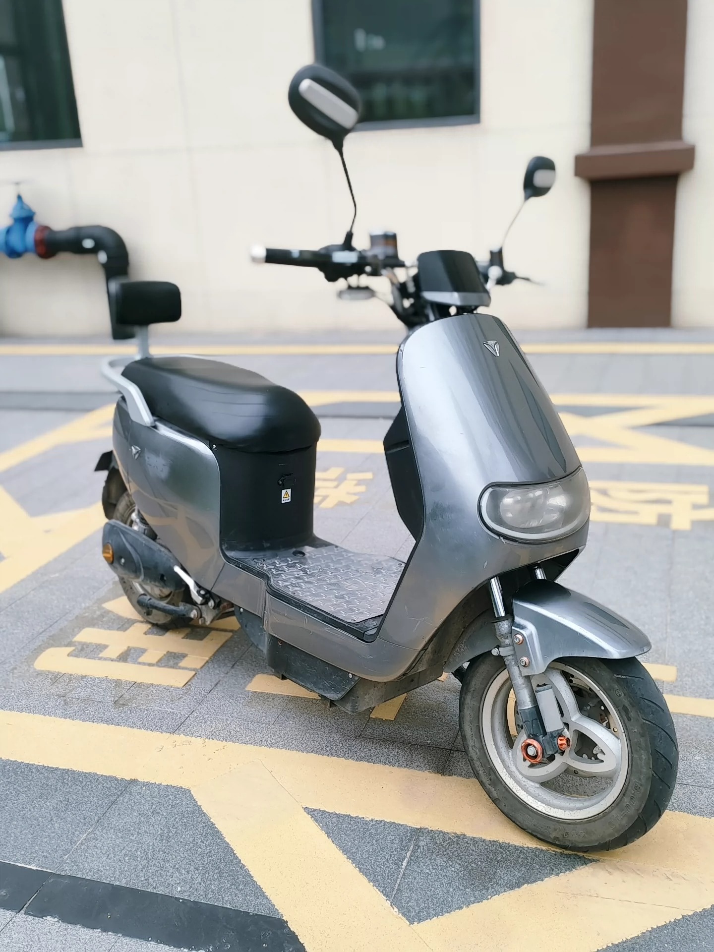 新国标电动车，满电50公里左右，6个电池，外观8成新，没有破损，正常上下班骑，功能正常，没有小毛病，非常的好骑，离开漳州 一直停在地库 转给有需要的人，可以写转